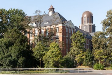 Außenansicht des Beyer-Baus der TU-Dresden