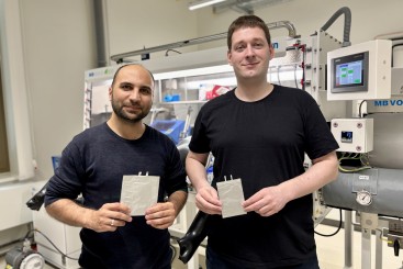 Zu sehen sind: Projektmitarbeiter Amir Mohammad (links) und Oliver Schmidt (rechts)