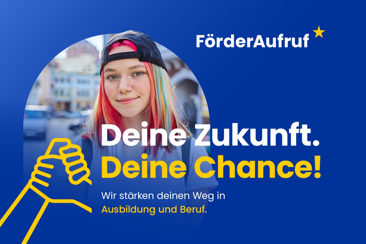 Grafik zum Förderaufruf „Deine Zukunft. Deine Chance!“ mit junger Person, Handschlag-Icon und Hinweis auf Unterstützung beim Weg in Ausbildung und Beruf.