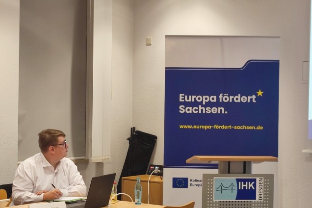 Aufsteller "Europa fördert Sachsen" im Sitzungsraum