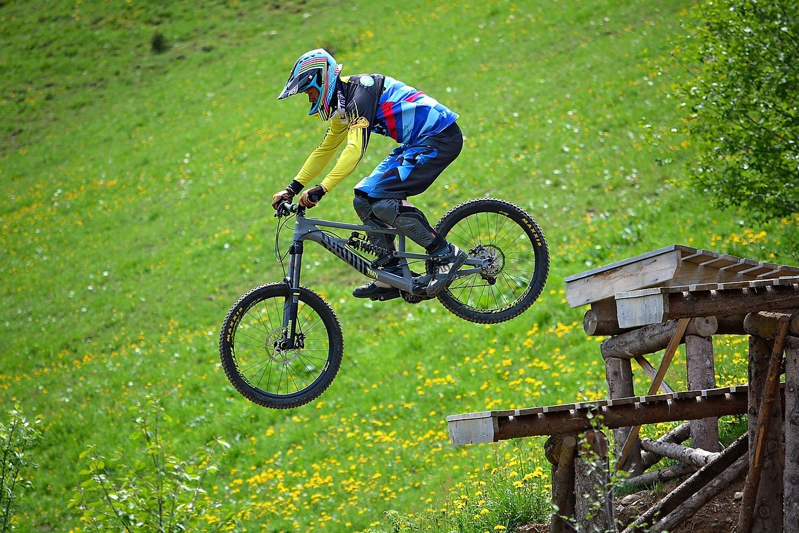 Mountainbiker springt im Bikepark