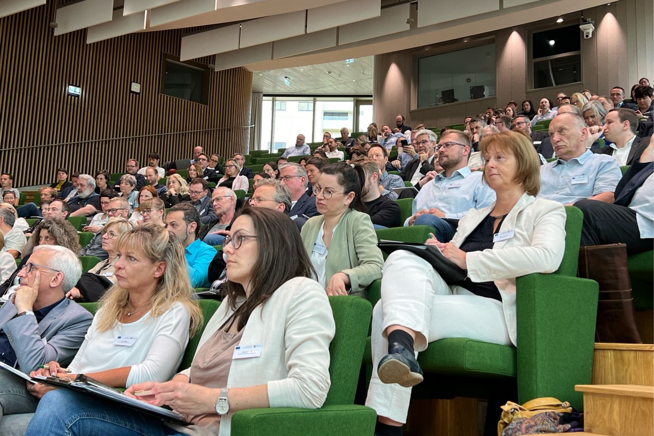 Menschen sitzen in einem Hörsaal