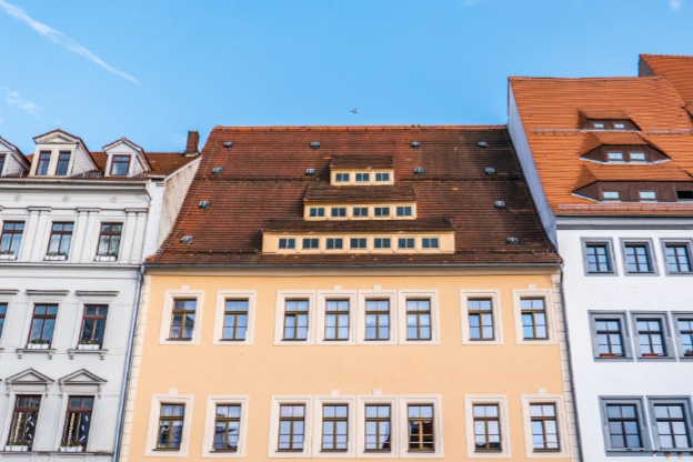 Eine Reihe von Altbauhäusern