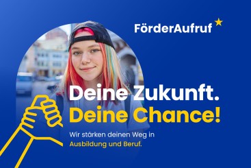 Grafik zum Förderaufruf „Deine Zukunft. Deine Chance!“ mit junger Person, Handschlag-Icon und Hinweis auf Unterstützung beim Weg in Ausbildung und Beruf.