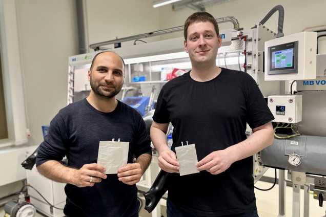 Zu sehen sind: Projektmitarbeiter Amir Mohammad (links) und Oliver Schmidt (rechts)