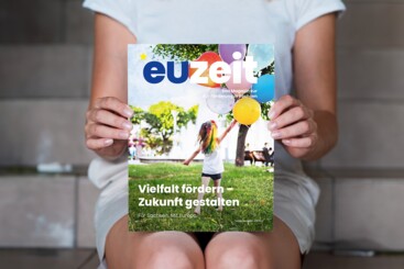 Sitzende Frau zeigt das Titelmotiv der EU-Zeit "Sonderausgabe: ESF Plus"