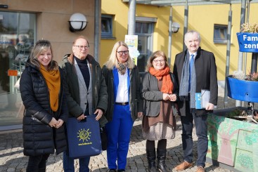 Fünf Menschen stehen nebeneinander