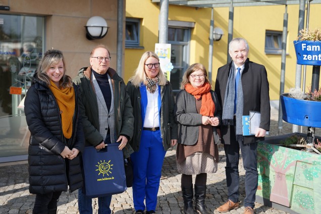 Fünf Menschen stehen nebeneinander