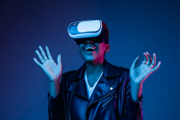 Frau mit VR-Brille