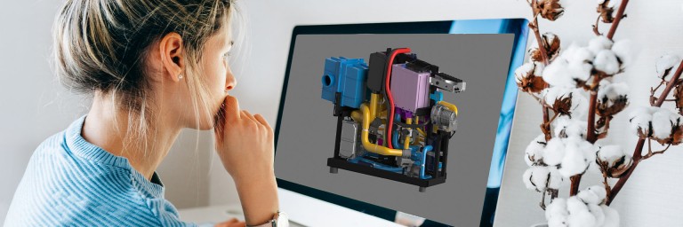 Eine Frau am Computer mit einer 3D Modell-Grafik.