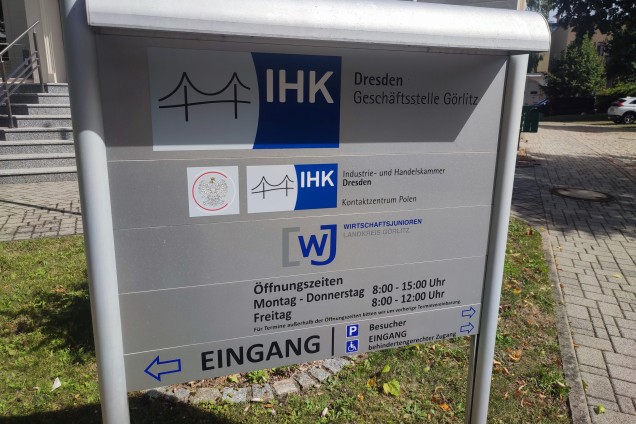 Schild vor dem Eingang der IHK-Geschäftsstelle Görlitz