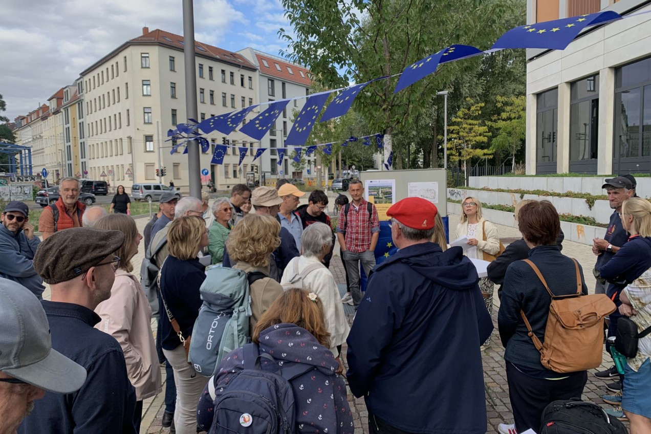Menschen treffen sich in Leipzig um sich gemeinsam die Ergebnisse der EU-Stadtteilförderung anzusehen