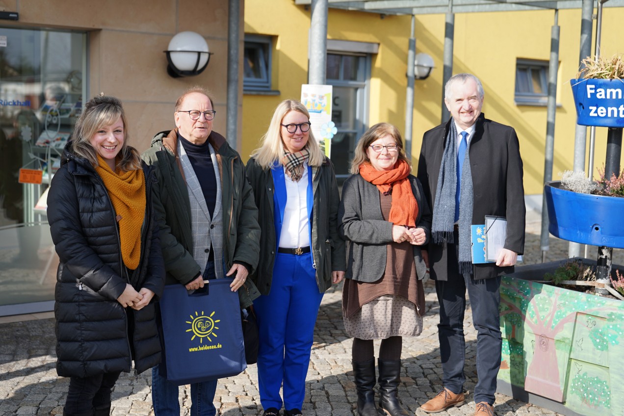 Fünf Menschen stehen nebeneinander
