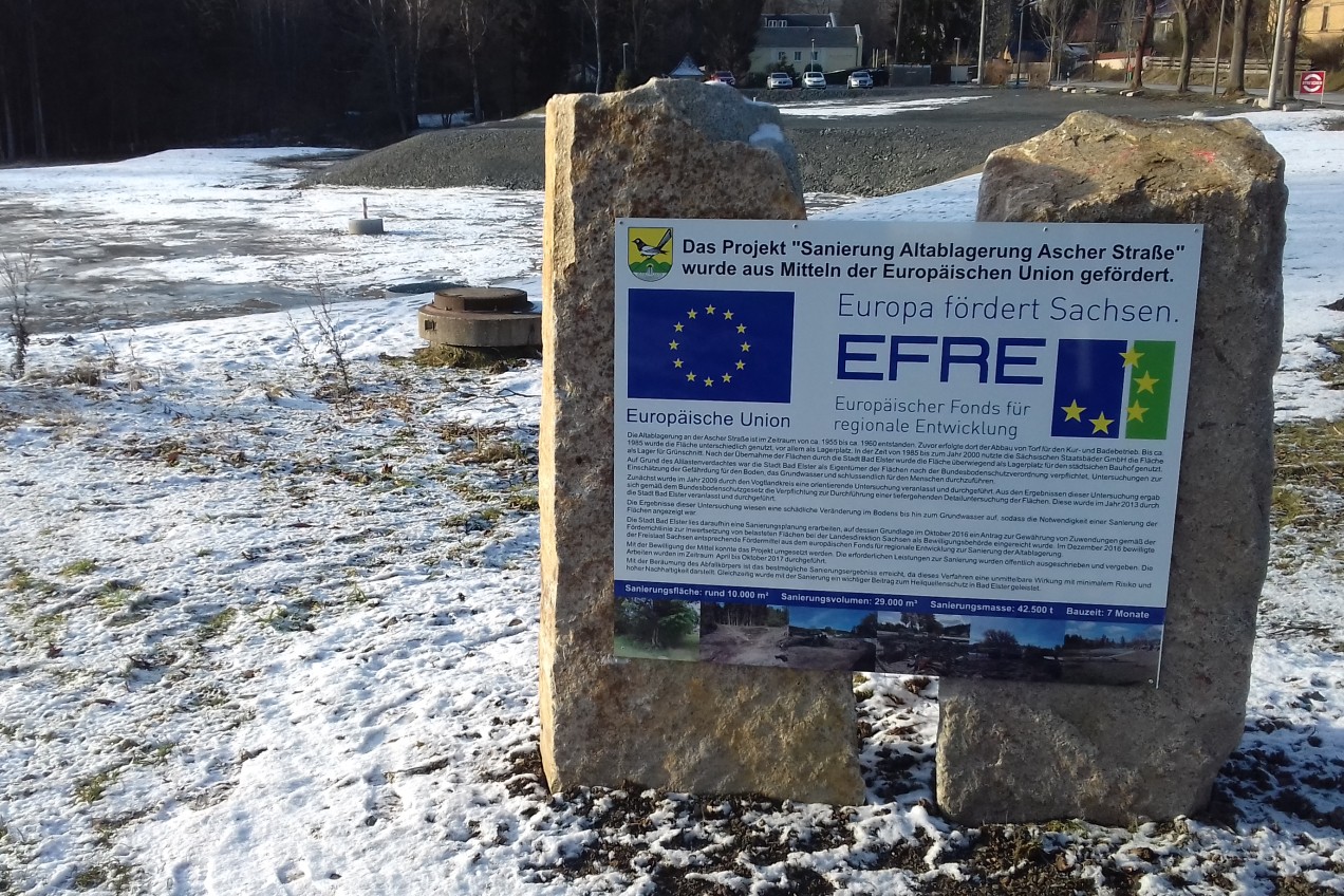 Informationstafel zum EFRE an einem Stein