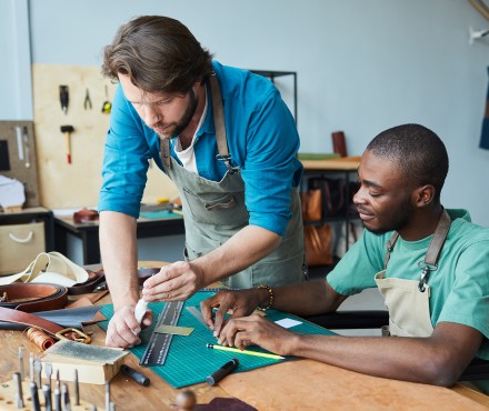 Zwei Männer in einer Werkstatt