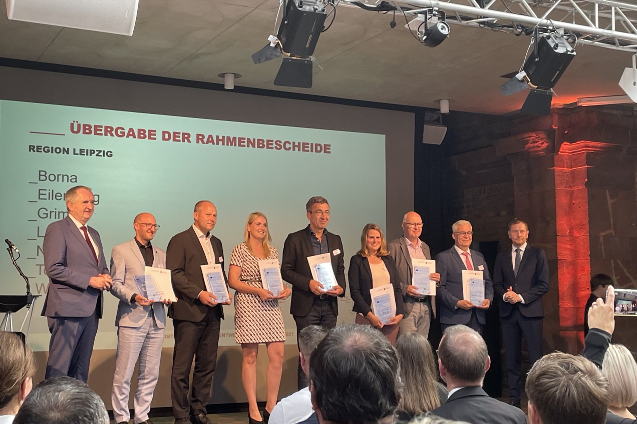 Vertreter aus der Region Leipzig erhalten die Förderbescheide von Ministerpräsident Kretschmer und Staatsminister Schmidt